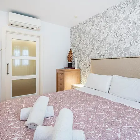 Renovated In Centre, And Train 3 Minutes Away Lejlighed