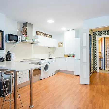 Renovated In Centre, And Train 3 Minutes Away Lejlighed
