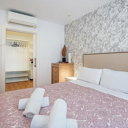 Renovated In Centre, And Train 3 Minutes Away Lejlighed