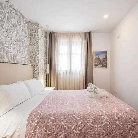 Renovated In Centre, And Train 3 Minutes Away Lejlighed Sitges